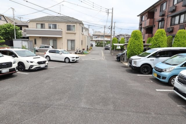 ロイヤルクレッセント西登戸参番館の駐車場