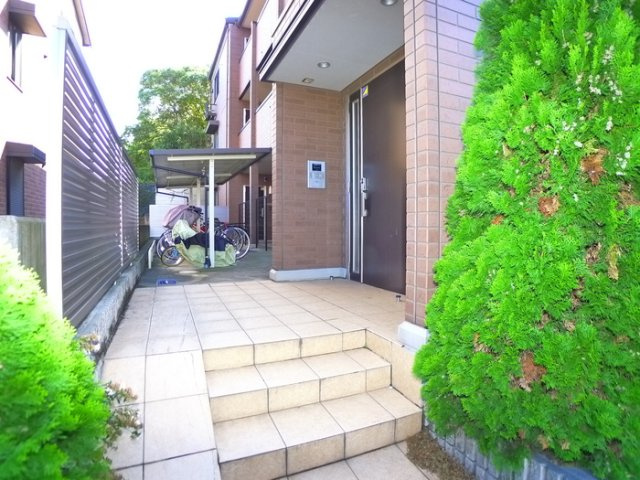 ロイヤルクレッセント西登戸参番館のエントランス