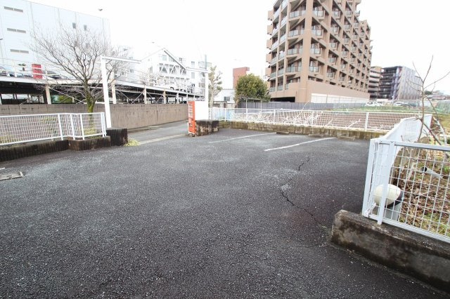 ファミール溝口の駐車場