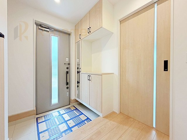 龍ケ崎市久保台2丁目第1期　新築戸建て　4号棟の玄関|気持ちよくご家族やゲストを送迎できる穏やかな雰囲気の玄関♪大きな下駄箱で玄関廻りスッキリ♪