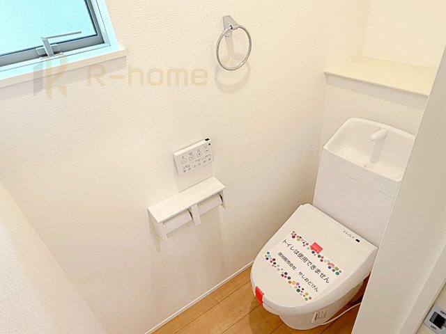 龍ケ崎市久保台2丁目第1期　新築戸建て　4号棟のトイレ|温水洗浄便座付きのトイレ。
トイレが２ヵ所設置で朝の忙しい時間でも安心です。