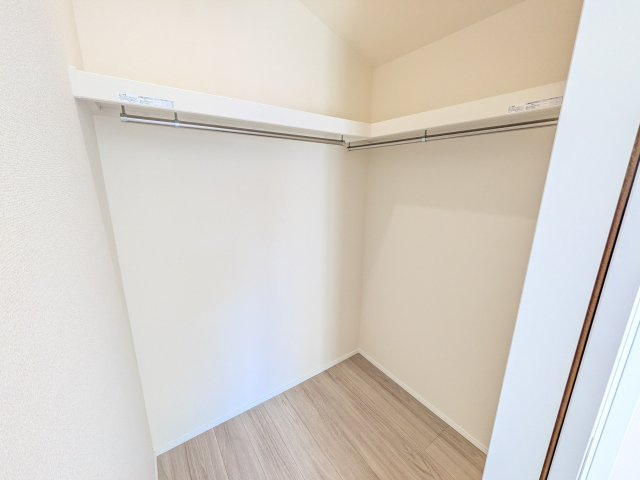 　船橋市習志野台5　新築戸建の収納|大容量のウォークインクローゼット。衣類はもちろん、スーツケースや季節の家電もまとめて収納でき、居室空間をすっきりと保ちます。