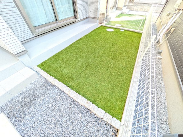 　船橋市習志野台5　新築戸建の庭|リビングに明るい光を届ける南庭。
お子様の遊び場やペットのスペースとしても最適です。
室内外で心地よい暮らしが叶います。