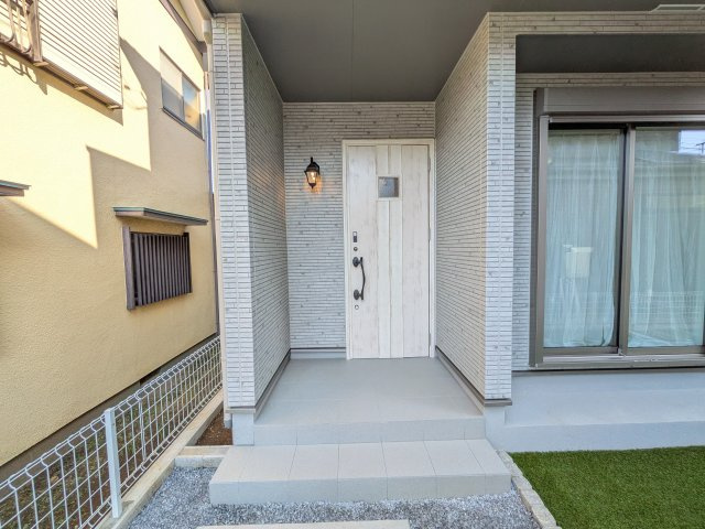 　船橋市習志野台5　新築戸建の玄関|お洒落な玄関ドアと洗練された外壁デザイン。家の顔にふさわしい上質な佇まいで、ご家族やお客様を迎えます。