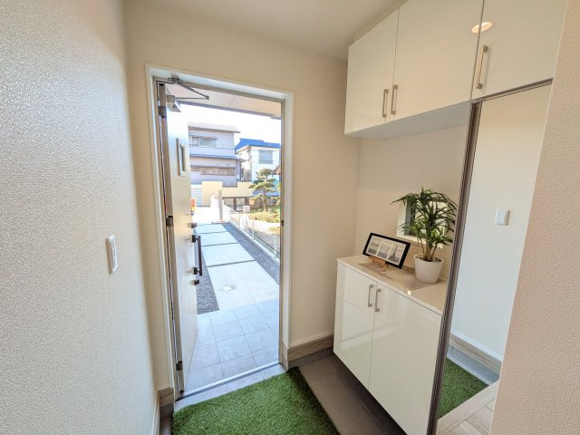 　船橋市習志野台5　新築戸建の玄関|家族全員の靴がスッキリ片付く大容量シューズボックス完備。
お客様を気持ちよく迎えられる、明るく清潔感あふれる玄関です。