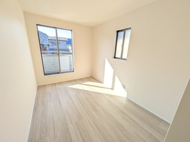 　船橋市習志野台5　新築戸建の洋室|たっぷり収納と明るい窓で、片付けも気持ち良くできる洋室。
お子様の「自分の部屋が欲しい」という夢を叶えます。