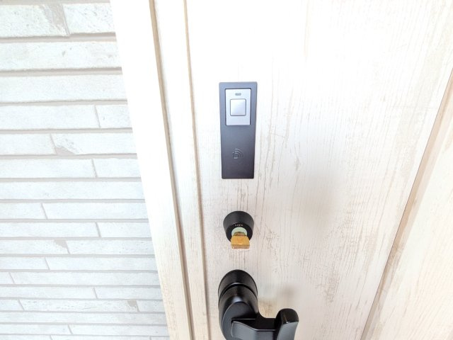 　船橋市習志野台5　新築戸建の玄関|鍵の施錠・開錠はお手持ちのスマホやカードでラクラク操作。
荷物が多い日や雨の日もスムーズに出入りできるスマートキー採用です。
