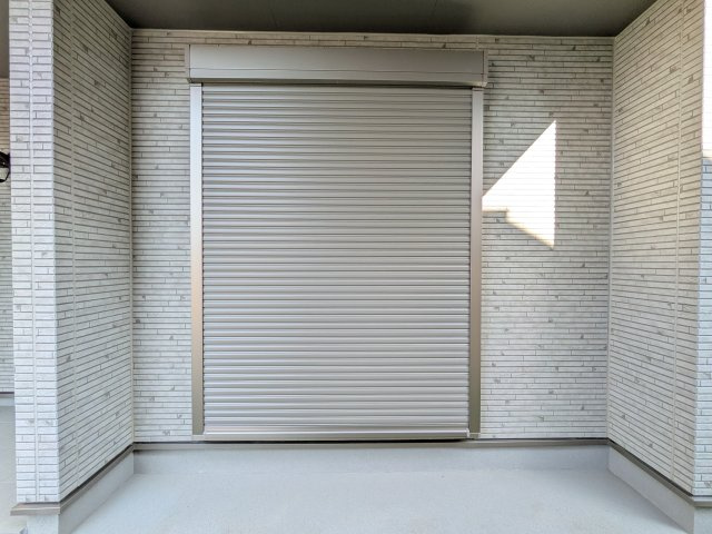 　船橋市習志野台5　新築戸建の防犯設備|防犯・防災だけでなく、シャッターを閉めることで断熱効果もアップ。
外気の影響を受けにくく、冷暖房効率の向上も期待できます。