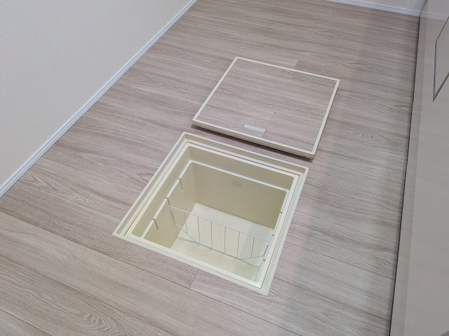 　船橋市習志野台5　新築戸建のキッチン|災害時にも安心な備蓄品の保管スペースとして活用可能。
日常使わないモノを隠して収納し、生活空間を広く使えます。