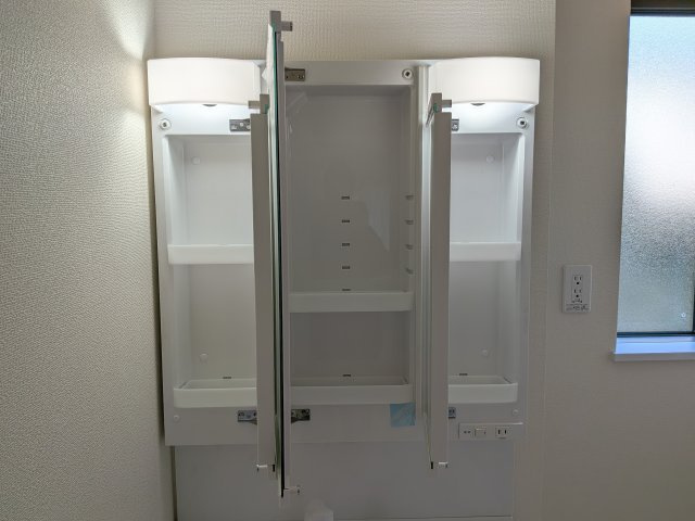 　船橋市習志野台5　新築戸建の独立洗面台|棚の高さを自由に調節できる可動棚を採用。
ボックスティッシュや背の高いボトルも無駄なく収納でき、スペースを効率的に活用できます。