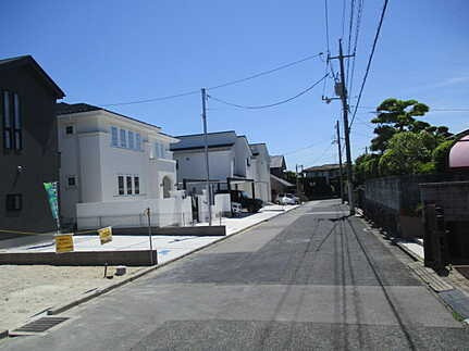 廿日市市福面2丁目　新築一戸建て(全2棟)の前面道路含む現地写真