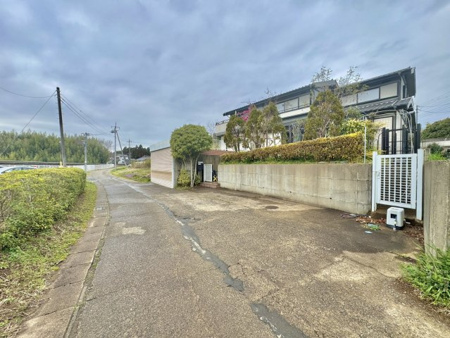 潮来市辻中古戸建の前面道路含む現地写真
