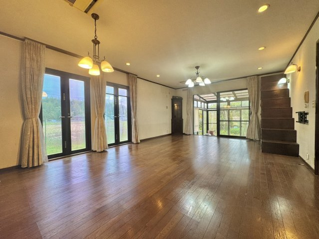 潮来市辻中古戸建の居間・リビング