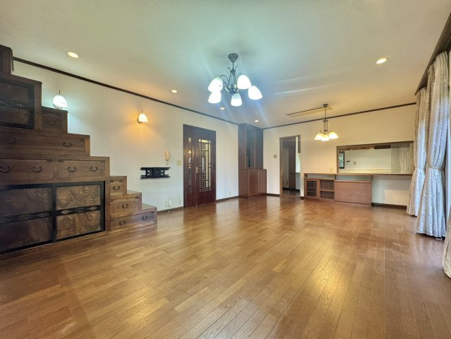 潮来市辻中古戸建の居間・リビング
