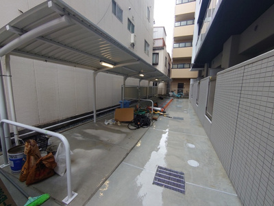 【駐車場】 | エムズセントラル上新庄 | 敷地内の屋根付き駐輪場です。