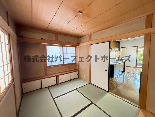 東香里南町戸建　賃貸の和室|畳の上でゆっくりとくつろげる和室です