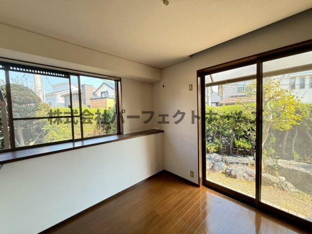 東香里南町戸建　賃貸の居間・リビング|こちらのリビングで趣味の時間をお楽しみください