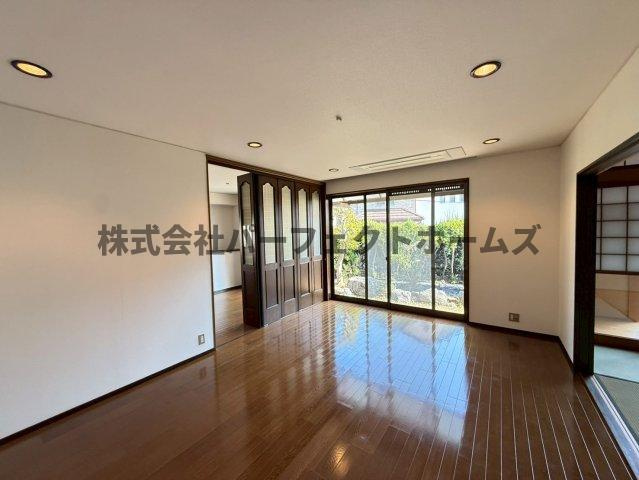 東香里南町戸建　賃貸の居間・リビング|おしゃれな居間です