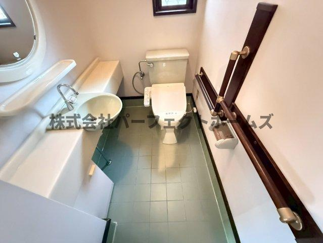 東香里南町戸建　賃貸のトイレ|落ち着いた色調のトイレです