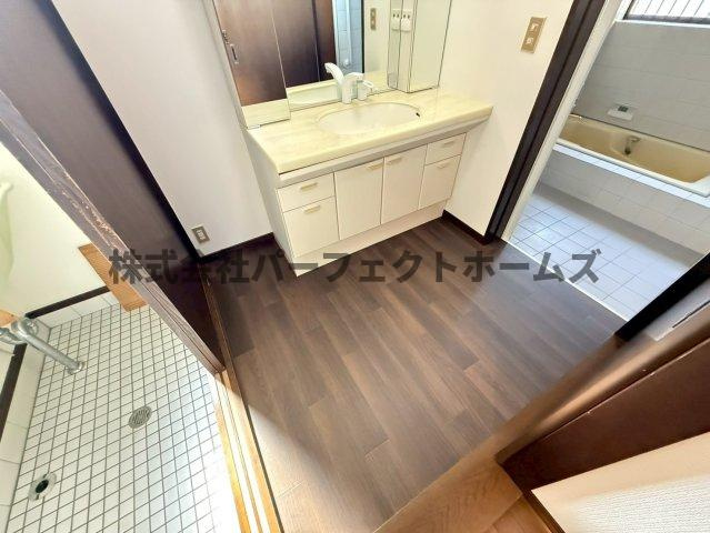 東香里南町戸建　賃貸の洗面所|忙しい朝には欠かせない洗面所です