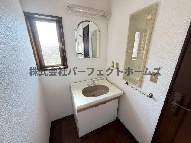 東香里南町戸建　賃貸の洗面所|明るい洗面所です