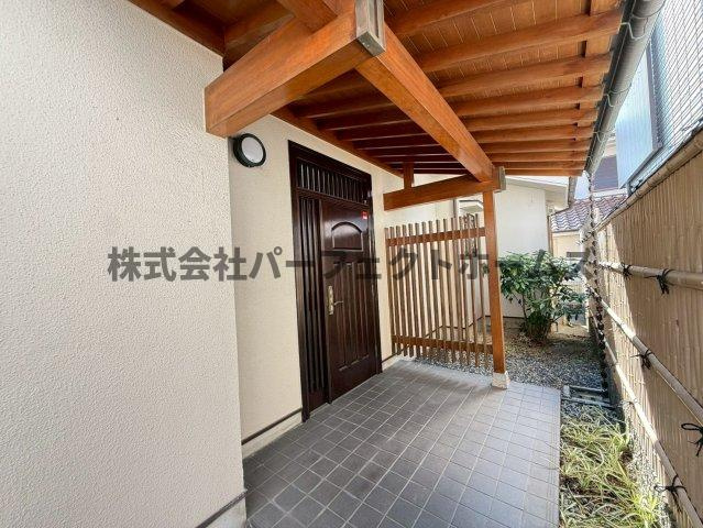 東香里南町戸建　賃貸のエントランス|ゆとりのあるエントランスです