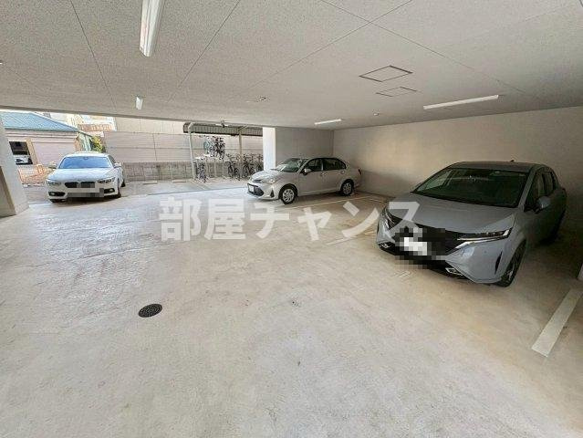 パルティール神宮前の駐車場
