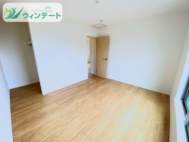 龍ケ崎市久保台2丁目第1期　新築戸建ての洋室|洋室は窓があり、明るく開放的な印象。収納も備えた便利な空間で、使い勝手の良い設計です。