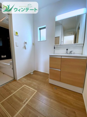 龍ケ崎市久保台2丁目第1期　新築戸建ての独立洗面台|家族みんなが使いやすい広さの洗面台。収納スペースもたっぷりで、朝の身支度がスムーズに行えます。