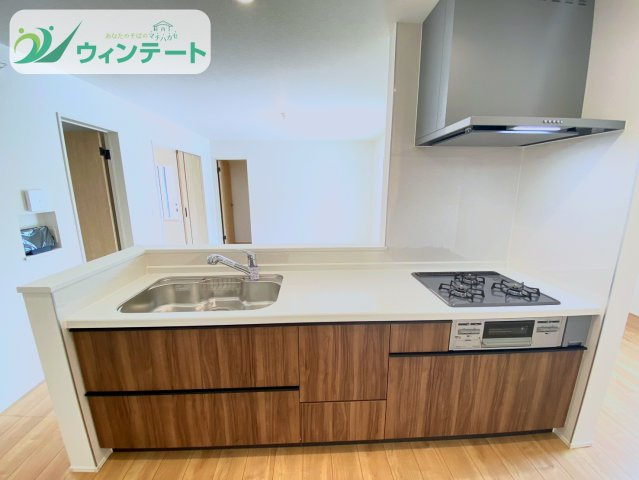 龍ケ崎市久保台2丁目第1期　新築戸建てのキッチン|リビングとつながる対面キッチンは、家族の会話が弾む人気のスタイル。明るく清潔感のあるデザインです。
