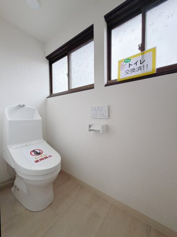 【中古戸建】佐野市石塚町のトイレ|■トイレ｜1階と2階にトイレがございます♪白を基調とした清潔感溢れるトイレになっています。トイレには窓がついていますので常に換気をすることができ清潔を保てます。