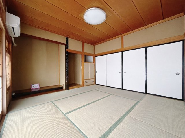 【中古戸建】佐野市石塚町の和室|■和室｜和室でしか味わえない畳ならではの香りや素材で和のやすらぎを感じてください♪畳にはリラックス効果があるといわれています。のんびりするならやっぱり和室が一番ですね♪