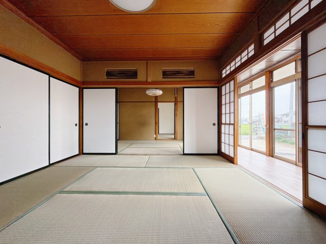【中古戸建】佐野市石塚町の和室|■和室｜扉付きの和室なのでプライベートな空間にもなります。ご両親がお泊りになっても、ぬくもりを感じられる和室でゆっくりとお寛ぎいただけます♪