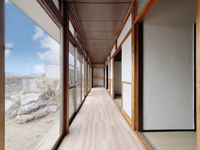 【中古戸建】佐野市石塚町のその他|■縁側｜暖かな日差しが差し込む縁側。読書時間やお昼寝にいいですね♪