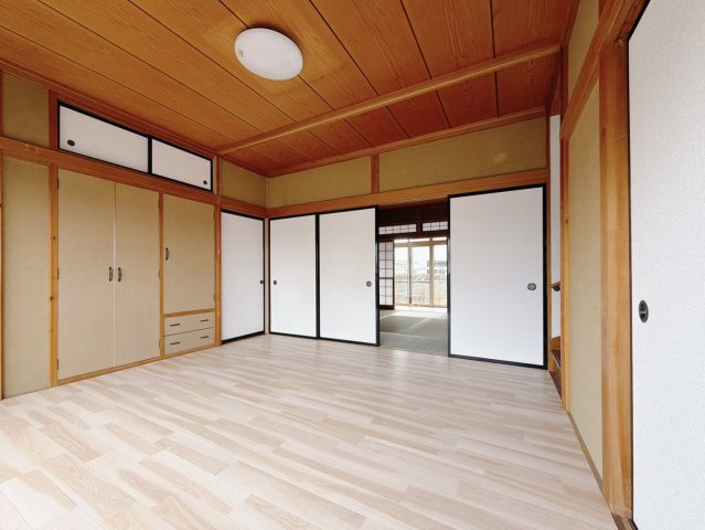 【中古戸建】佐野市石塚町の洋室|■洋室｜くつろぎ空間にも来客時のゲストルームにも♪