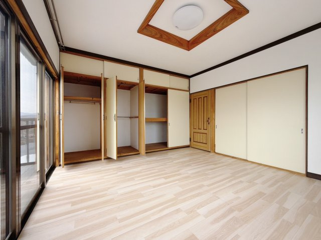 【中古戸建】佐野市石塚町の洋室|■洋室｜ナチュラルカラーの床です。模様替えなどとても楽しく工夫できます♪陽当たり、風通しもとても良いので毎日快適な生活スタートです！子供部屋にも良いですね♪