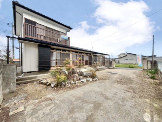 【中古戸建】佐野市石塚町の外観|■外観｜広々とした駐車スペースで楽々駐車可能！お買い物後もスムーズにお荷物を運べます♪