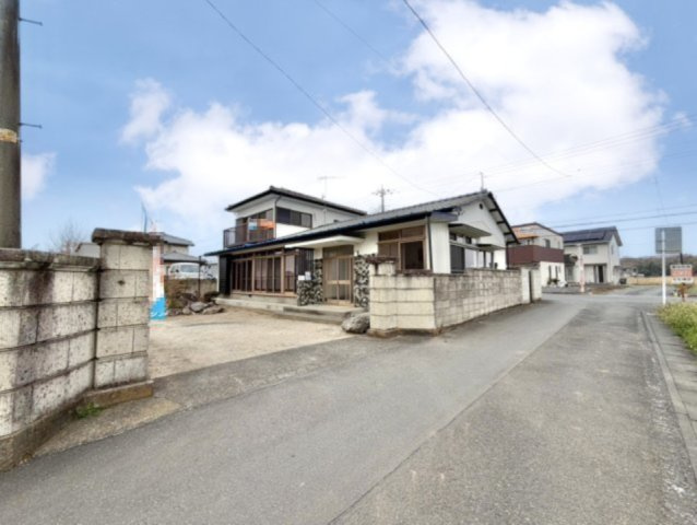 【中古戸建】佐野市石塚町の外観|■外観｜周囲の見渡しが良く、車の出入りの際も安全確認がしやすいため、小さなお子様がいるご家庭でも安心です。