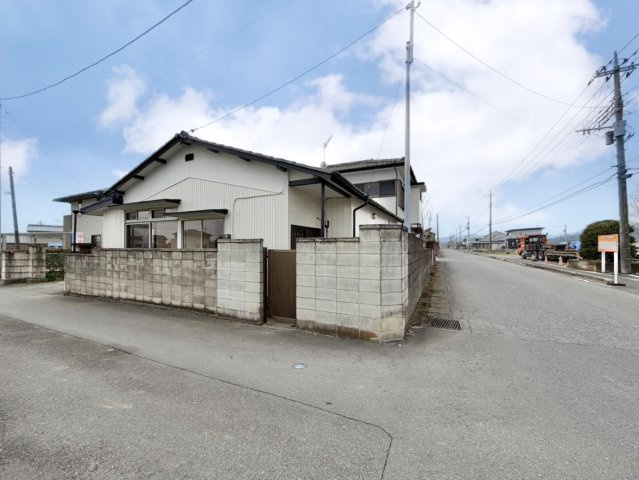 【中古戸建】佐野市石塚町の外観|■外観｜住宅街の中でも圧迫感が少なく、のびのびとした暮らしが叶う立地となっています。