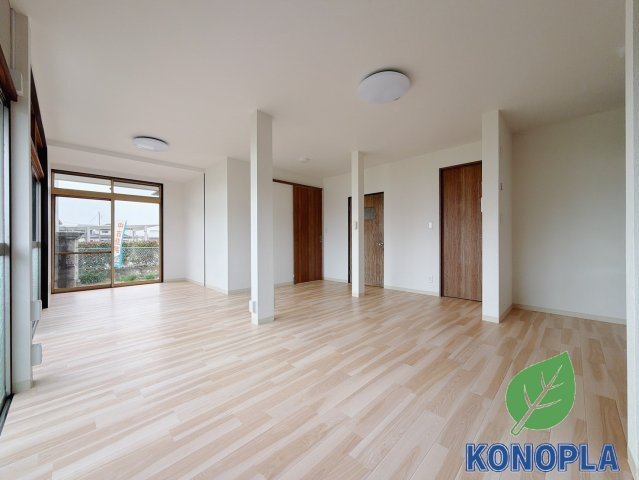 【中古戸建】佐野市石塚町の居間・リビング|■リビング｜落ち着きのある表情を見せるリビングダイニング。太陽の光がたっぷり差し込むリビングは、自然とご家族が集まる居心地の良い空間です。