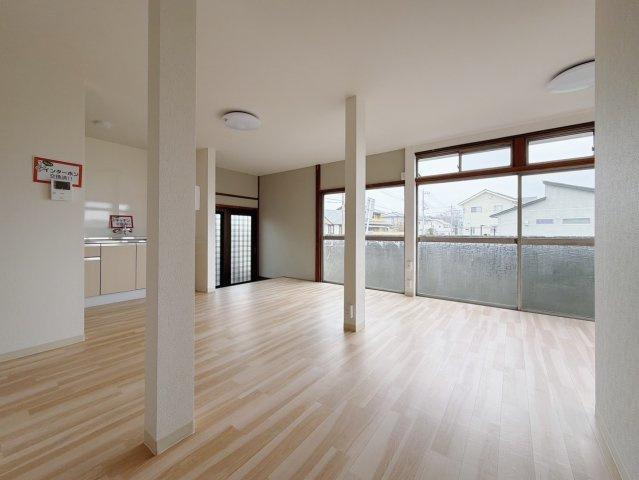 【中古戸建】佐野市石塚町の居間・リビング|■リビング｜窓から射し込む陽射しが縦横に広がり、あたたかな空間を形作ります♪木目のきれいなフローリングとシンプルな壁紙は、一日中家に居ても飽きることなく過ごすことができる素敵な空間です♪