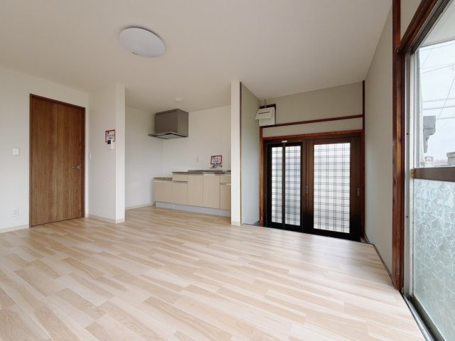 【中古戸建】佐野市石塚町の居間・リビング|■リビング｜シンプルな色味のためインテリアや小物で自由にアクセントを加えやすいのが魅力であり、日常の空間をオシャレに見せてくれます。