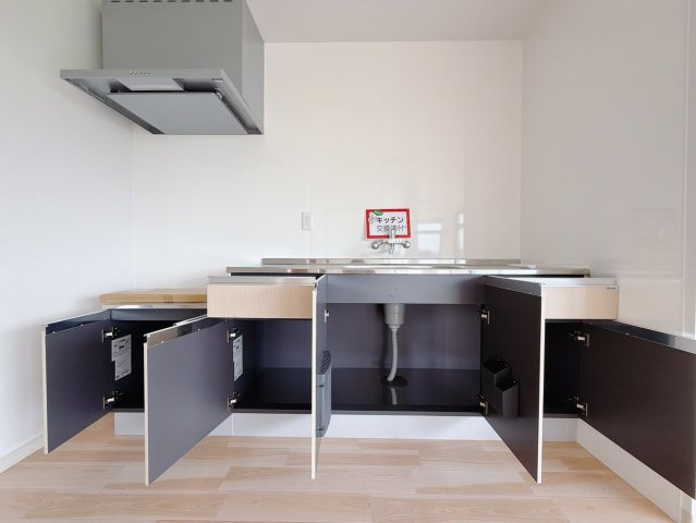 【中古戸建】佐野市石塚町のキッチン|■キッチン｜ワークトップ下には、圧力鍋やパスタ鍋などのかさばる調理器具もラクラク収納可能な収納！ものが溢れがちなキッチン回りもスッキリきれいに管理ができます♪