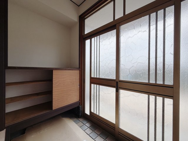 【中古戸建】佐野市石塚町の玄関|■玄関｜「玄関から、我が家を心地よく。自然の風や光を感じられる気持ちのいい玄関へ。」永く居心地のいい暮らしを演出する快適性能と安心を両立させたドアを採用しました！