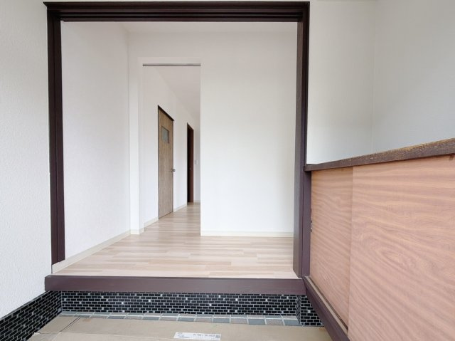 【中古戸建】佐野市石塚町の玄関|■玄関｜毎日の「いってらっしゃい」や「お帰りなさい」を大切なご家族と過ごす玄関は〈使いやすさ〉を追求しております。玄関横の物入は急な来客時でもさっとお片付けできるスペースを確保しています。