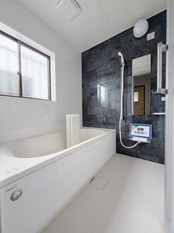 【中古戸建】佐野市石塚町の浴室|■浴室｜デザイン性に優れた浴室♪1日の疲れを癒す、ゆったりとしたバスタイムをぜひお過ごしください(*＾＾*)大きな窓付きで嬉しい♪