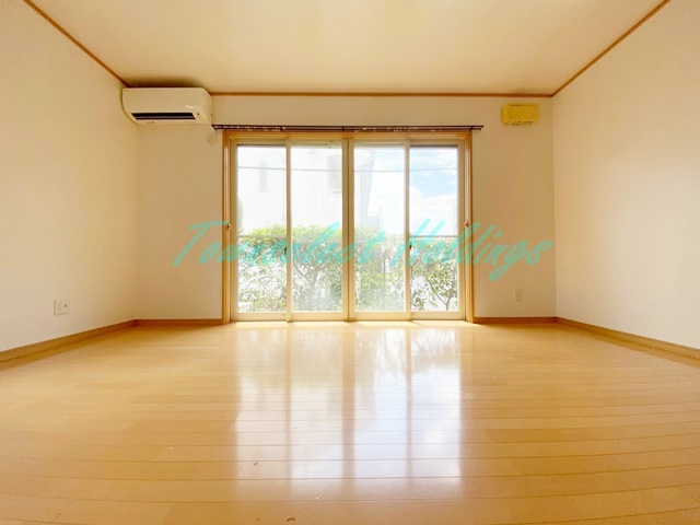 茅ヶ崎市東海岸北３丁目のアパートの居間・リビング