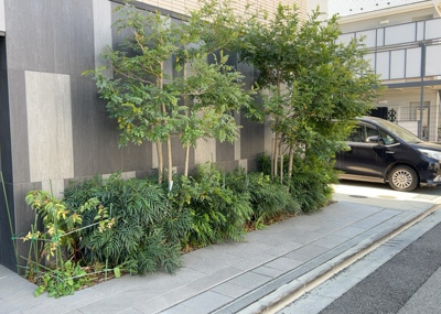 【中庭】 | ベルジュール町田中町 | 中庭（パティオ）とは、一つの建築物の内部に設けられた、壁などで囲われている庭のことを指します。コの字型、ロの字型が主流ですが、L字型の中庭もあります。最近では、インテリア性の高さからも人気があります。