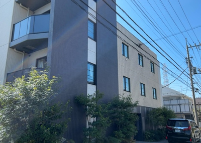【現況写真】 | ベルジュール町田中町 | 道幅が広い場所は日当たりや風通が良好です。幅が広いのですれ違いも可能ですし大きな車でも駐車可能！一方で、大型車が通ることも多くなるため交通量の増加により騒音に繋がります。また土地の値段が高くなります。