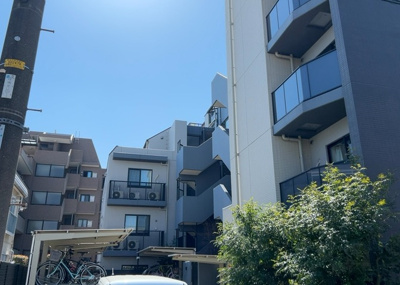 【構造・工法・仕様】 | ベルジュール町田中町 | ＳＲＣ造は強度や耐震性の面でもRC造と比べて優れています。そのため、10階建以上の高層または超高層マンションなどの建築にも多く採用されています。柱や梁などのサイズが小さくても高い耐震性を確保できます。